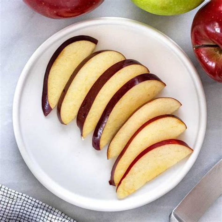 How do grocery stores keep sliced apples from turning brown?